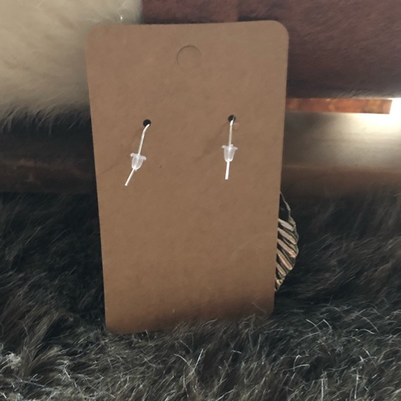 Hand crafted leaf disc silver dangle earrings - Picture 3 of 3